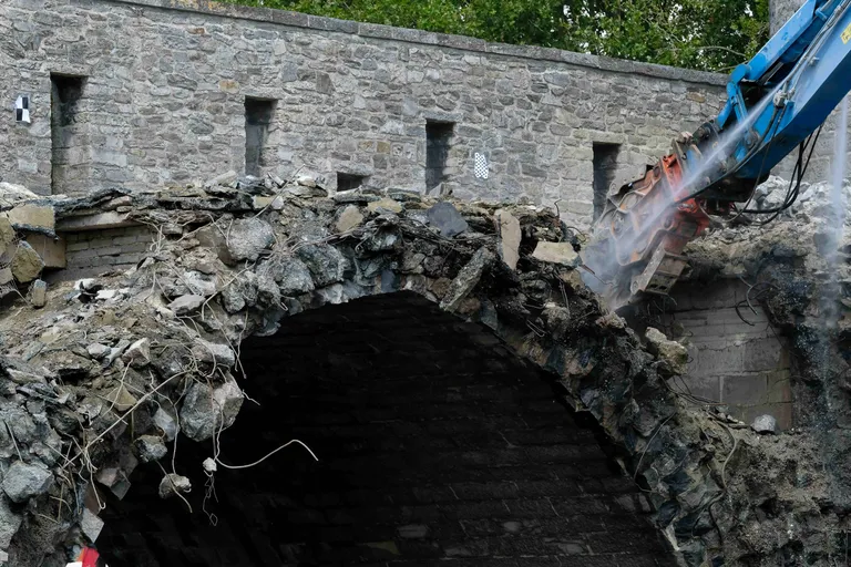 Belgias Tournai's asuv Pont des Trous sild lõhutakse kanaliprojekti tõttu