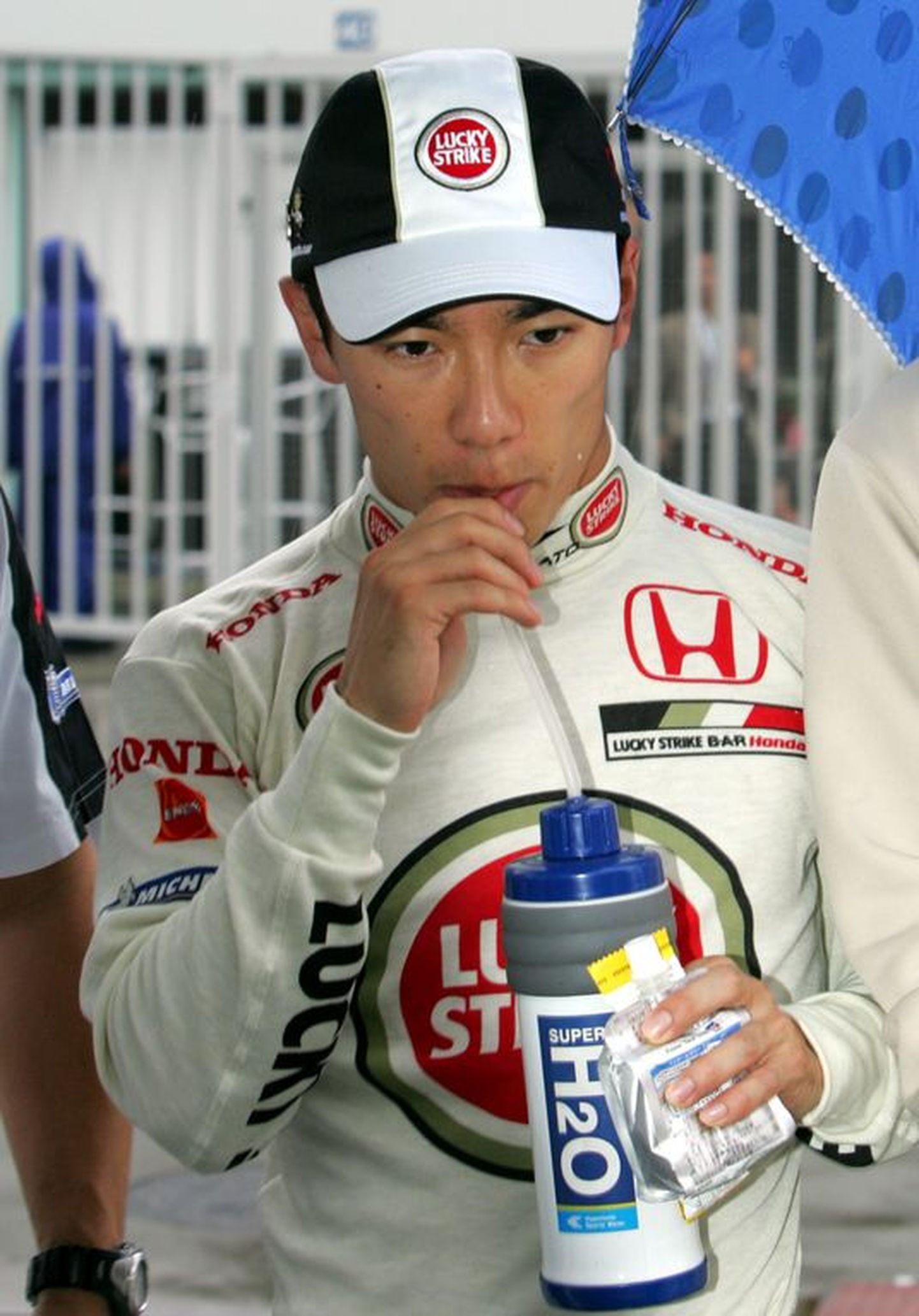 Takuma Sato võistlus oma kodumaal lõppes diskvalifitseerimisega .