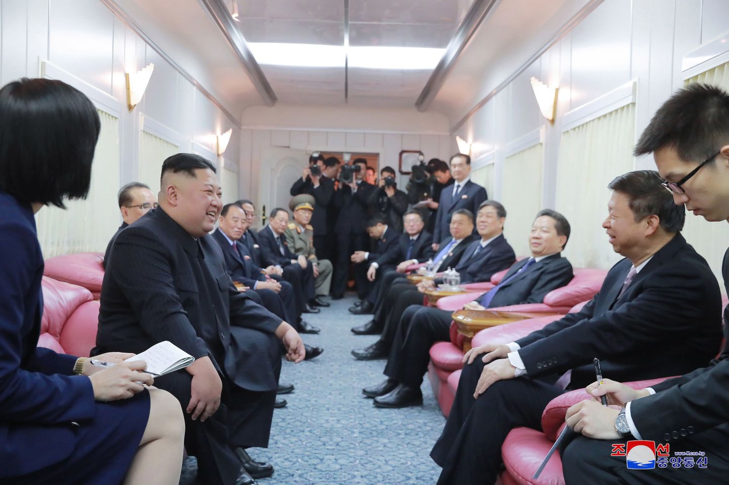 Kim Jong-un kohtub oma soomusrongi koosolekuruumis Hiina ametnikega
