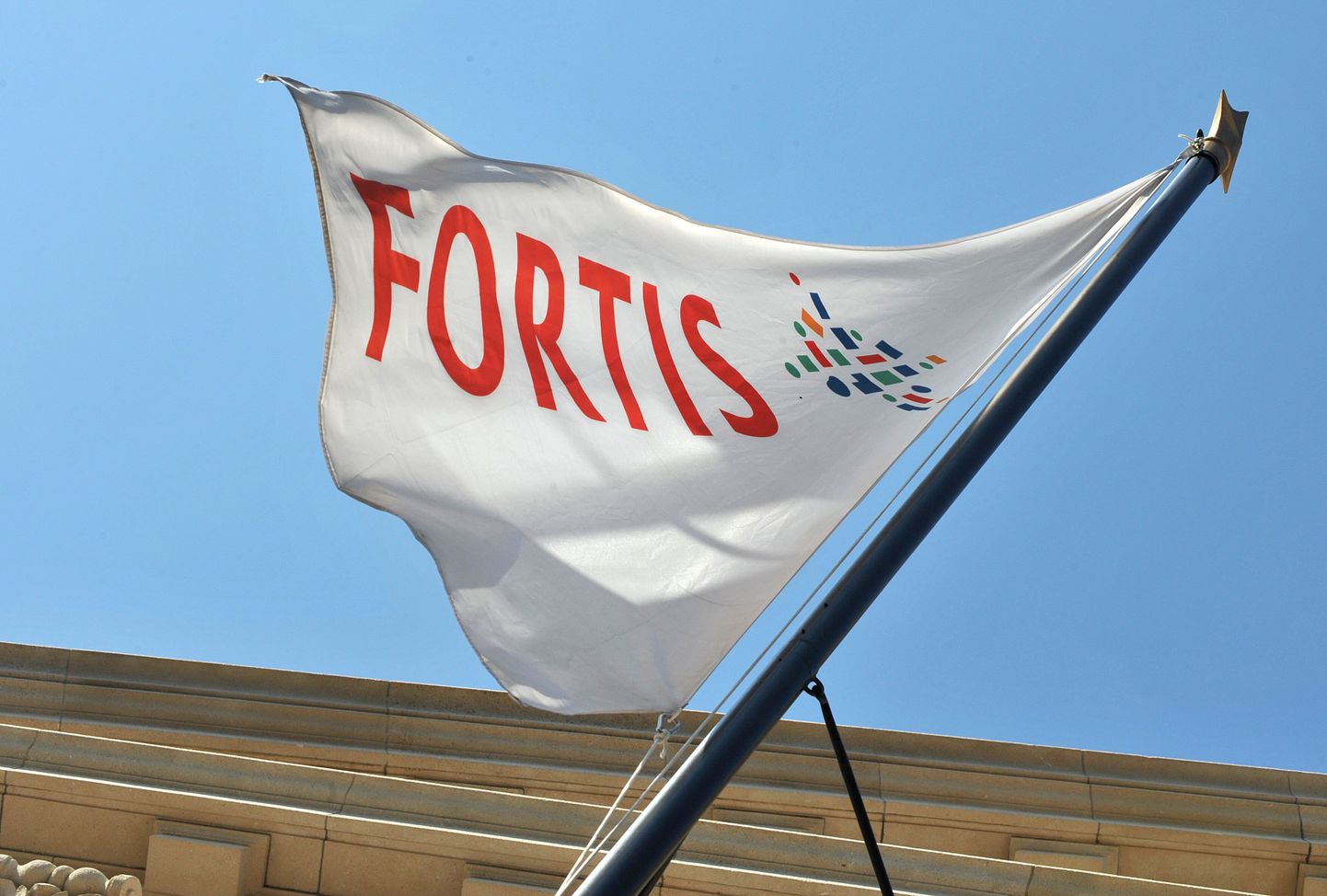 Fortise logoga lipp Brüsseli peahoone ees.