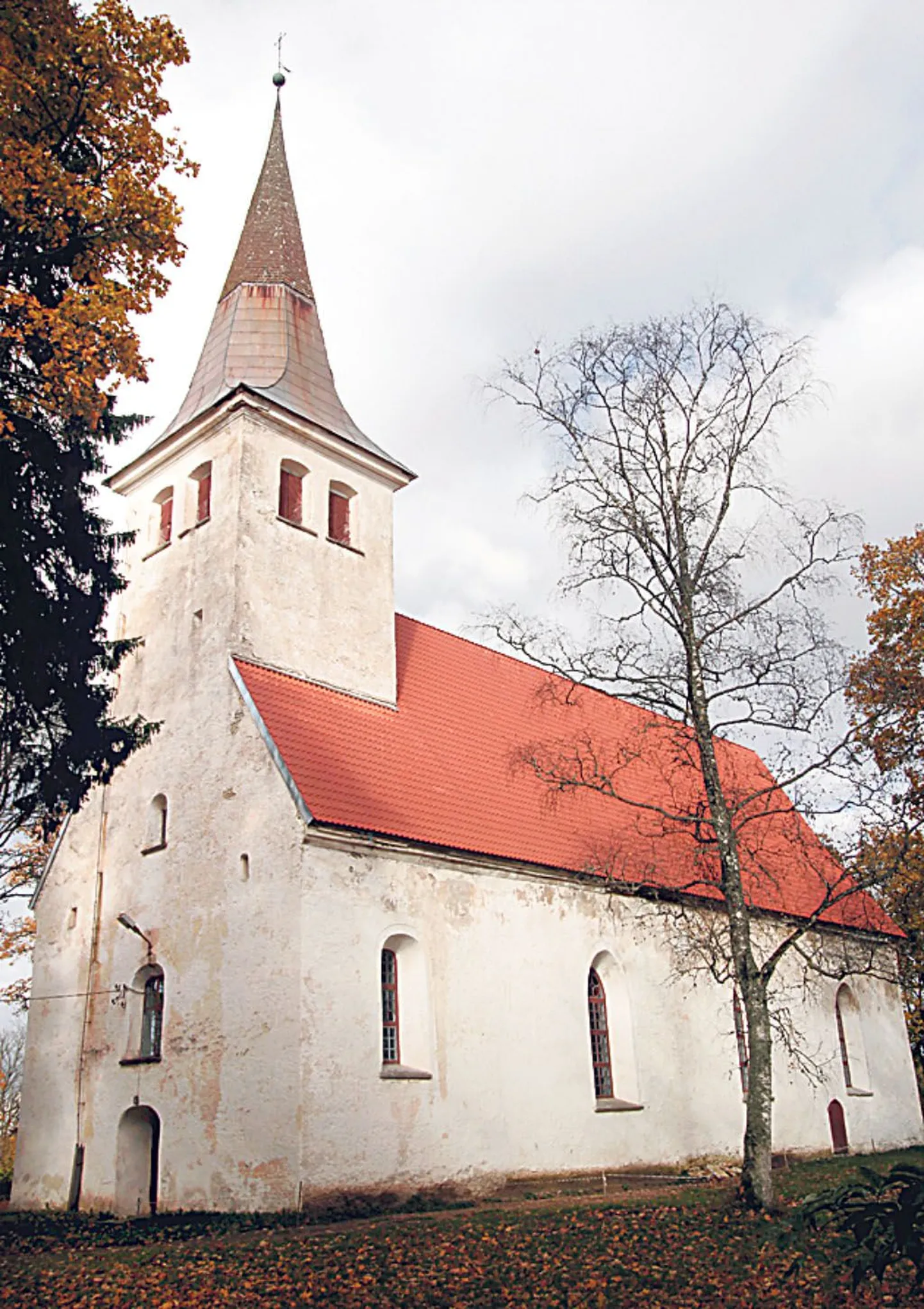 Uue katusega silma rõõmustav Mihkli kirik on üks Lääne-Eesti vanimaid ja omapärasemaid ehitisi.