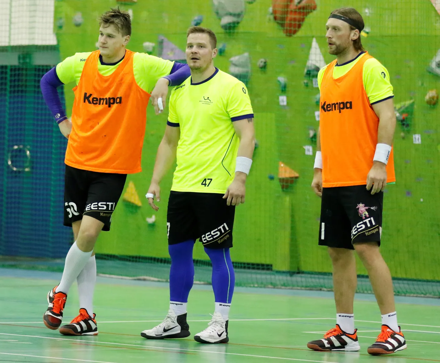 Hetk reedesest treeningust, kus joonemängijate Hendrik Varuli ja Martin Johannsoni vahel on käevigastusest paranev Kristo Voika