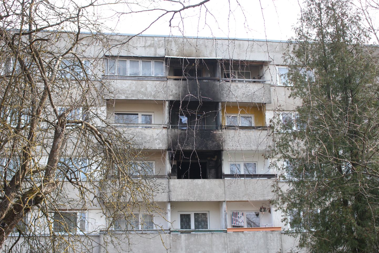 В Валга загорелся балкон многоквартирного дома.