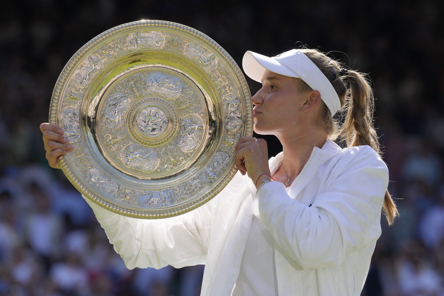 Jelena Rõbakina suudlemas Wimbledoni võitjakarikat.