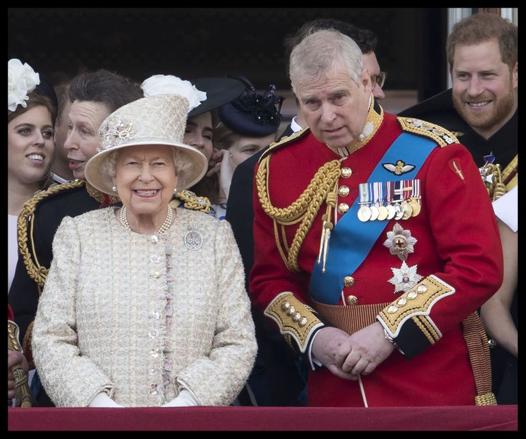 Briti kuninglik perekond 8. juunil 2019 Buckinghami palee rõdul. Esiplaanil on kuninganna Elizabeth II ja ta poeg prints Andrew