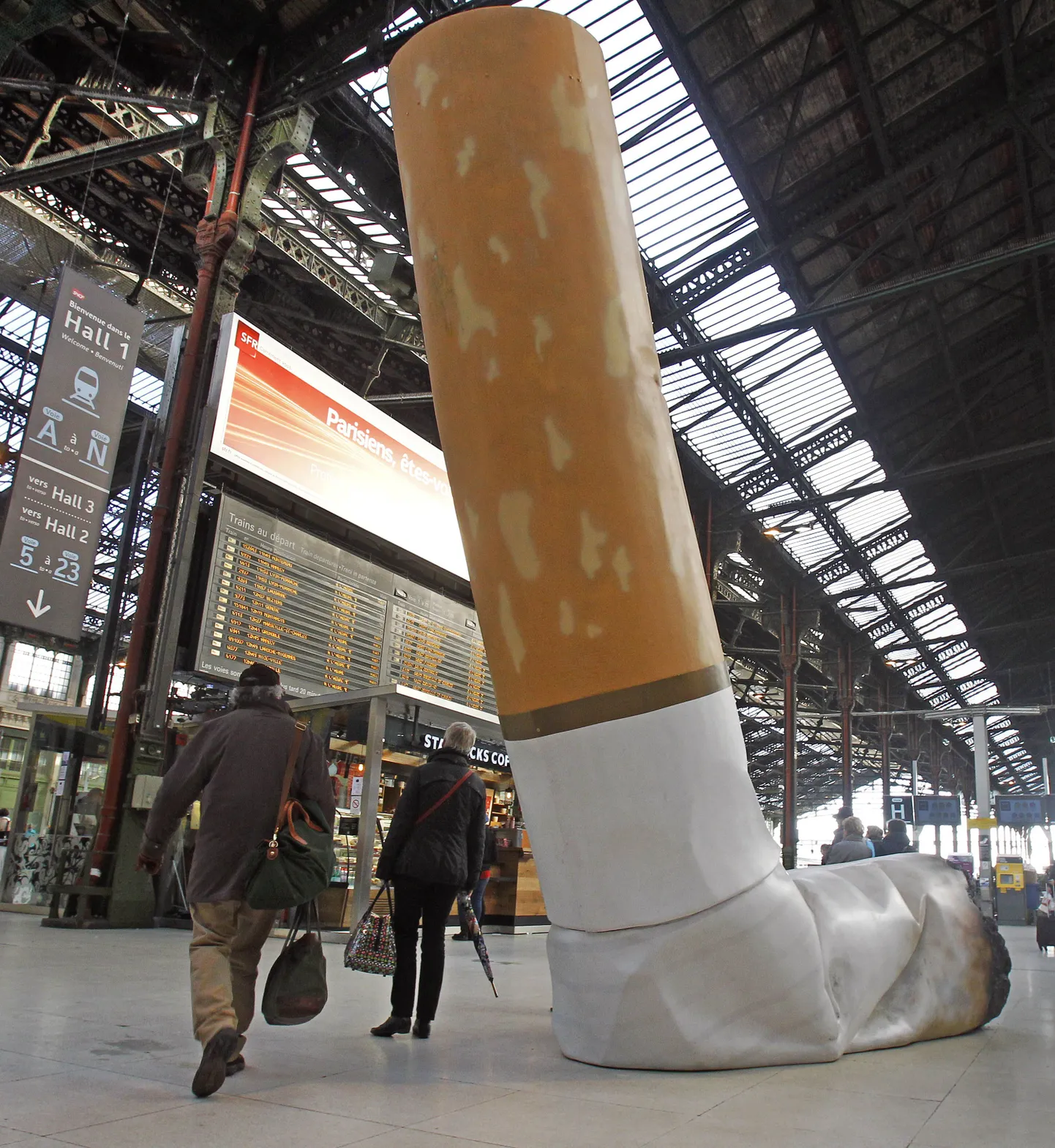 Hiigelsuur sigaretikoni Pariisis Gare de Lyoni raudteejaamas.
