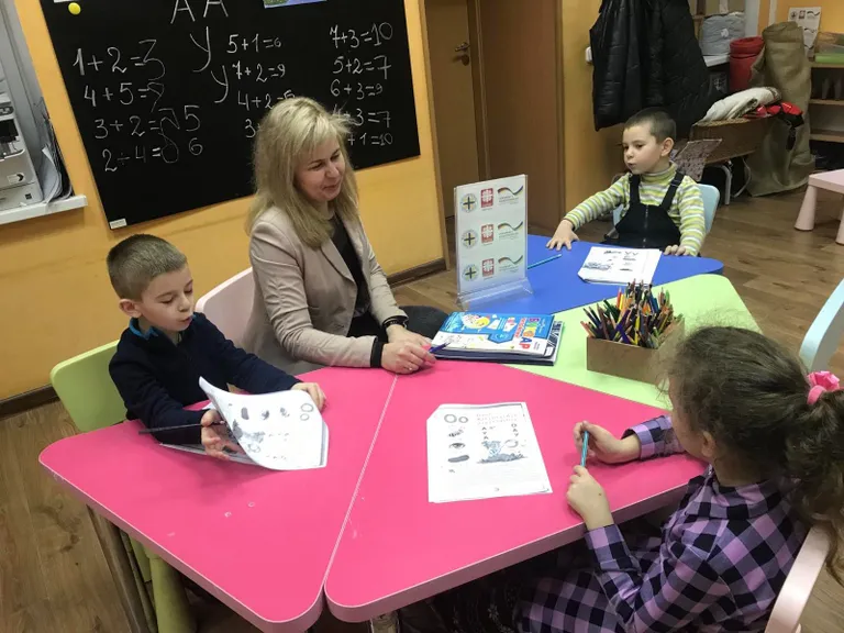 Sellel pildil tegeleb Inna Šulženko lastega, kellega ta tegeles ka rahuajal, ja kes on veel ta klassi alles jäänud, samal ajal kui paljud teised on oma peredega lahkunud.