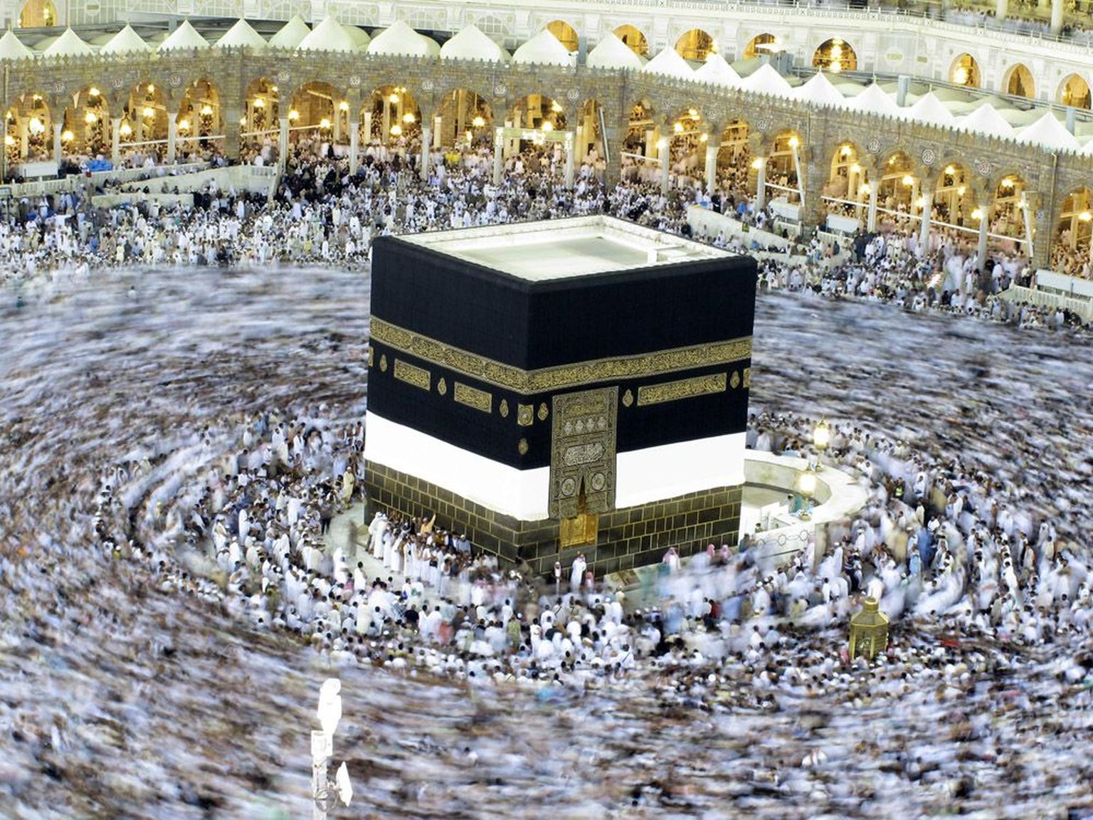Kõik hadžil osalejad peavad käima seitse ringi vastupäeva ümber Kaaba, Mekas suure mošee õuel asuva islami tähtsaima pühamu.