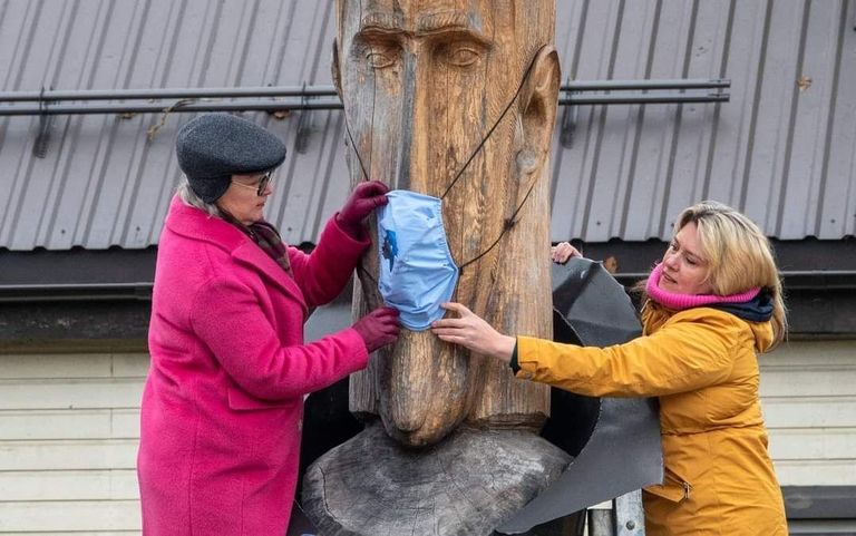 Kui hoogu võttis koroonast tingitud maskikandmise vastaste liikumine, otsustas Katrin Klaebo (vasakul) novembrikuu keskel Alu mõishärra skulptuurile maski ette panna. Et oleks ­suursugune eeskuju.