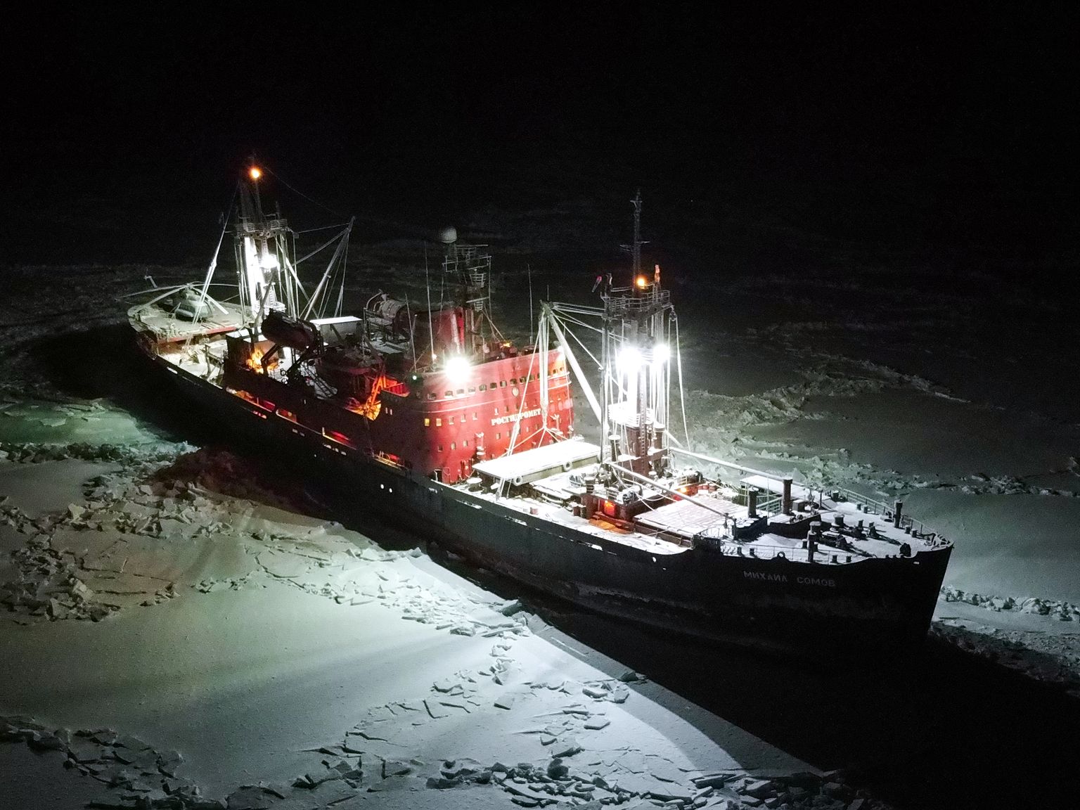Venemaa uurimislaev Mihhail Somov pildistatuna 20. novembril, laev oli jääs kinni Vilkitski väinas Venemaa mandriosa ja Severnaja Zemlja saarestiku vahel