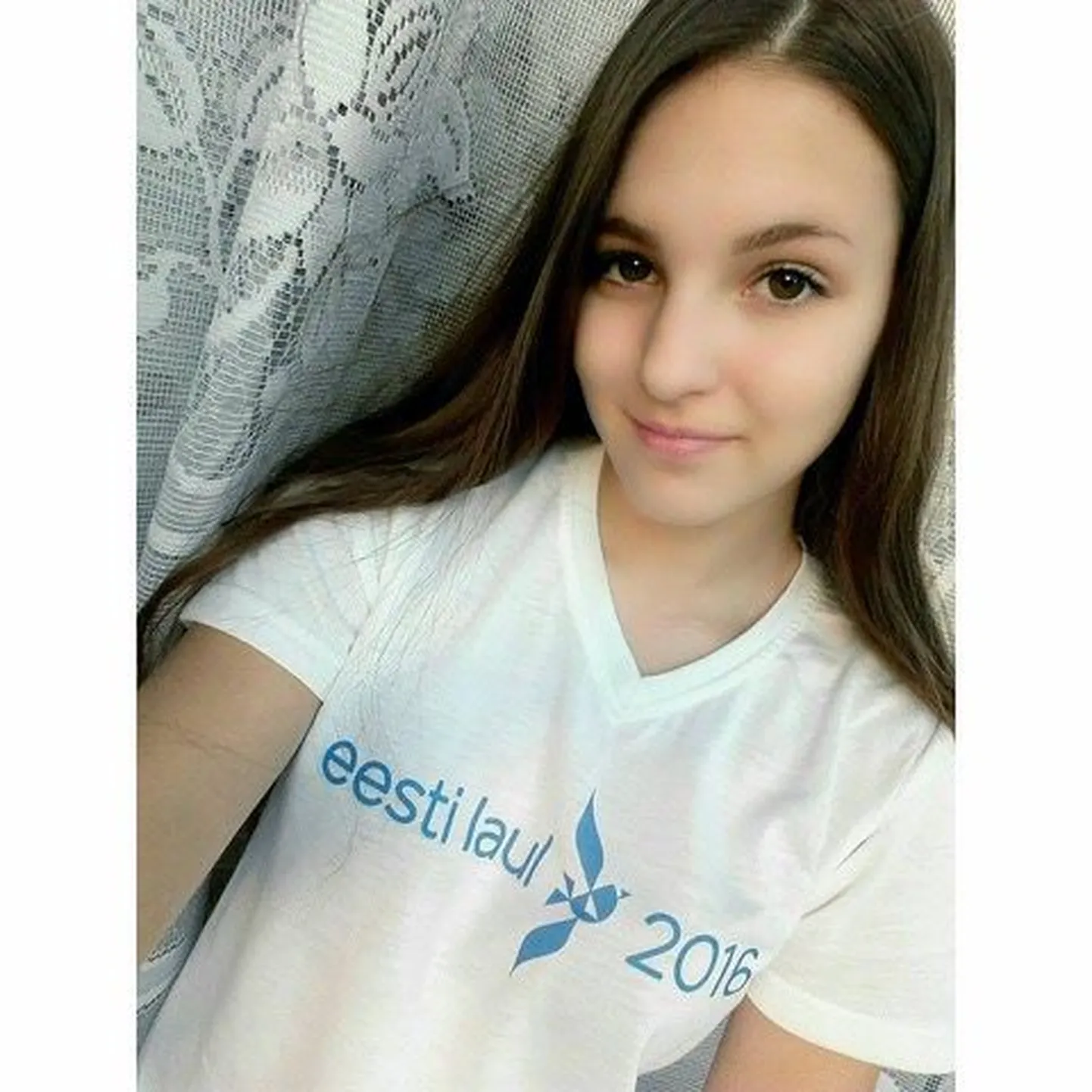 Eesti Laulu fänn Anhelika Lodeson on teine inimene maailmas, kellel on Eesti Laulu uue logoga särk.