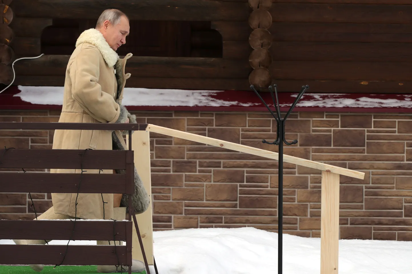 Путин идет купаться в проруби на Крещение