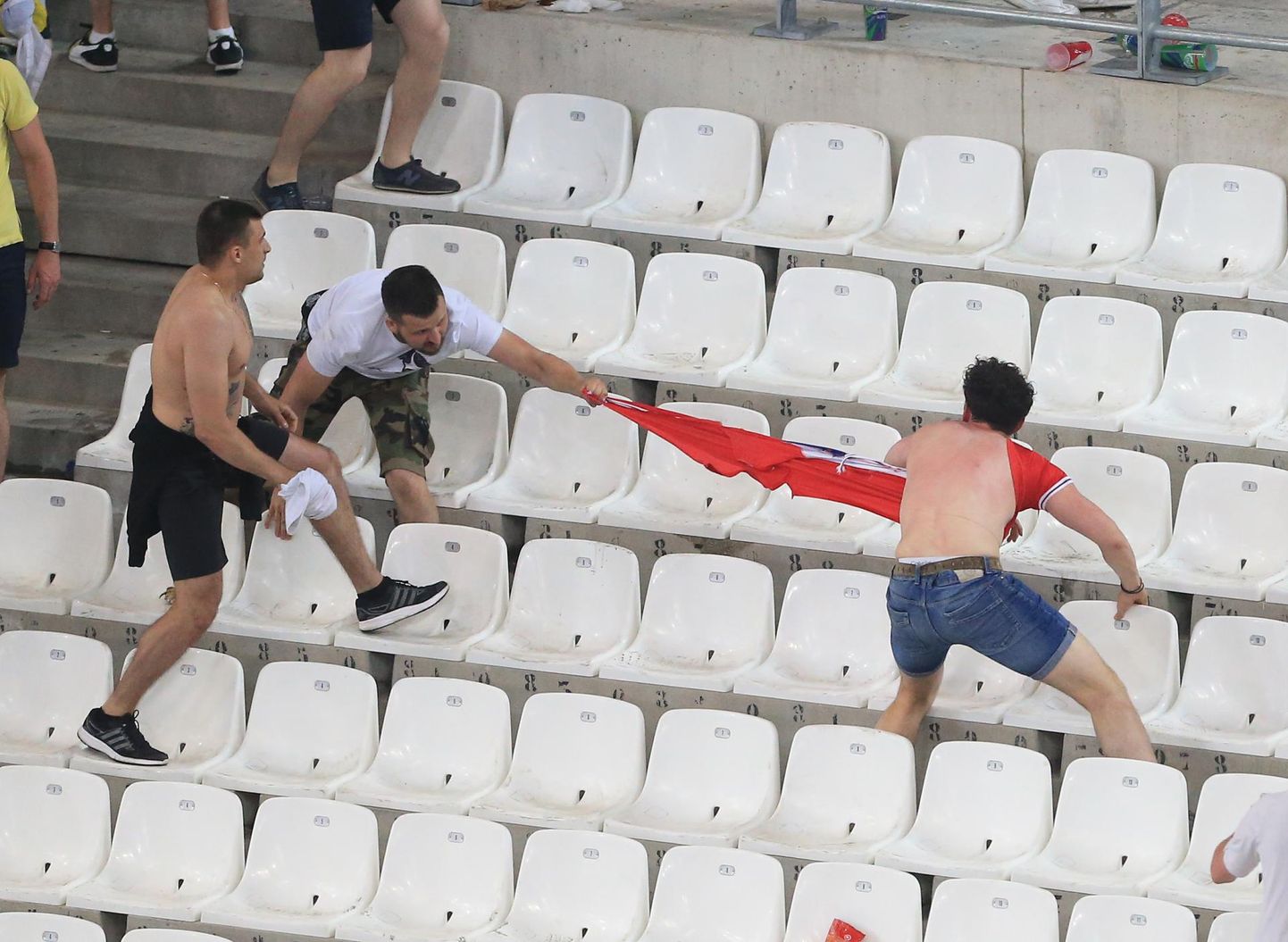 Hullunud Vene koondise fännid ründasid 2016. aasta jalgpalli Euroopa meistrivõistlustel mängu ajal ja järel Inglismaa fänne. 
