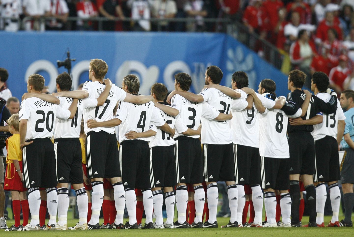 Saksa meeskond enne Austriaga kohtumist oma riigihümni kaasa laulmas