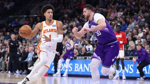 Džonsons ar iespaidīgu "triple-double" kaldina "Hawks" panākumu pār "Jazz"