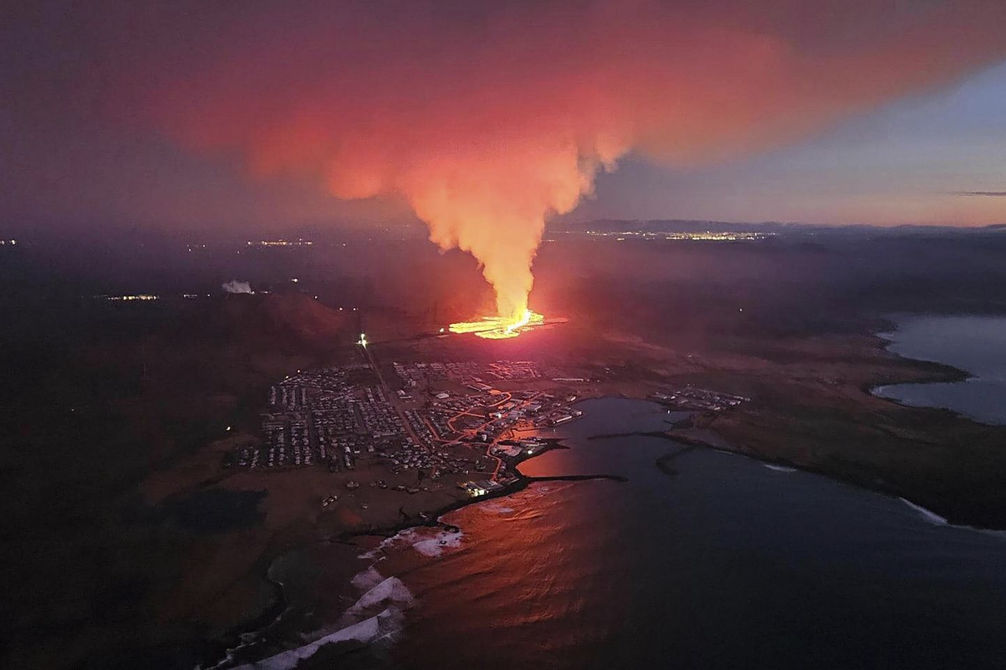 Islandil Reykjanesskagi poolsaarel Grindavíki linna lähistel hakkas 14. jaanuaril 2024 vulkaan purskama. Laava neelas ka maju.