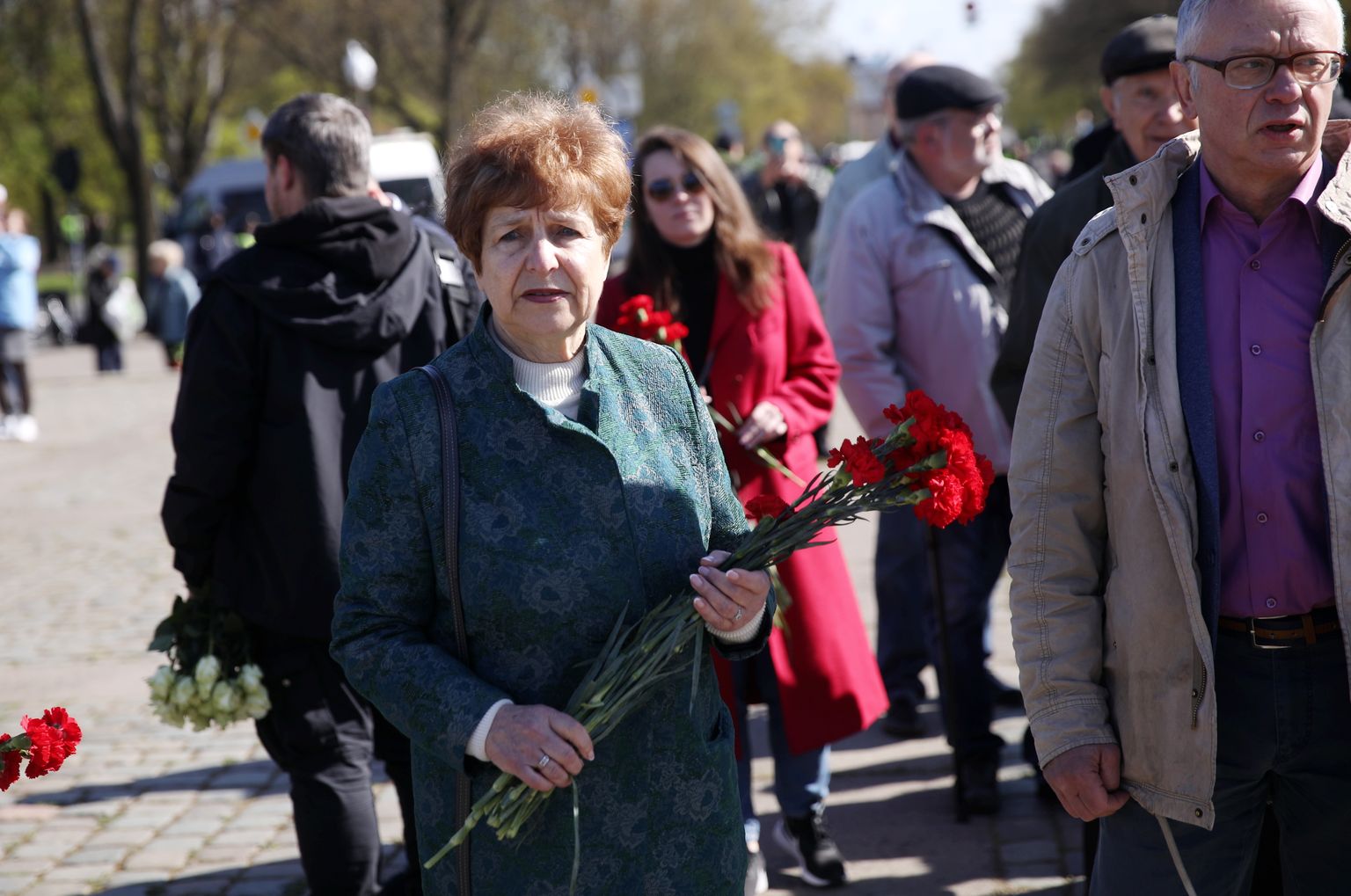 Eiropas Parlamenta deputāte Tatjana Ždanoka pretēji policijas aicinājumam Ukrainas kara upuru piemiņas dienā nepulcēties pie padomju režīma memoriāliem, ieradusies nolikt ziedus pie pieminekļa Uzvaras parkā.