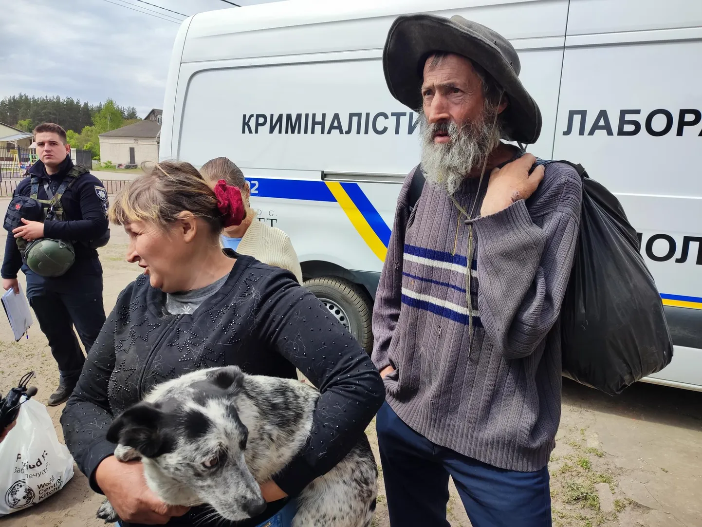 Evakueeritud Vovtšanski elanikud sel kolmapäeval linnast mõne kilomeetri kaugusel kogumispunktis. Paljud põgenesid kodust koos lemmikloomadega. Evakueerimist korraldas Ukraina politsei, kes päästis inimesi linnast oma soomusautodega.
