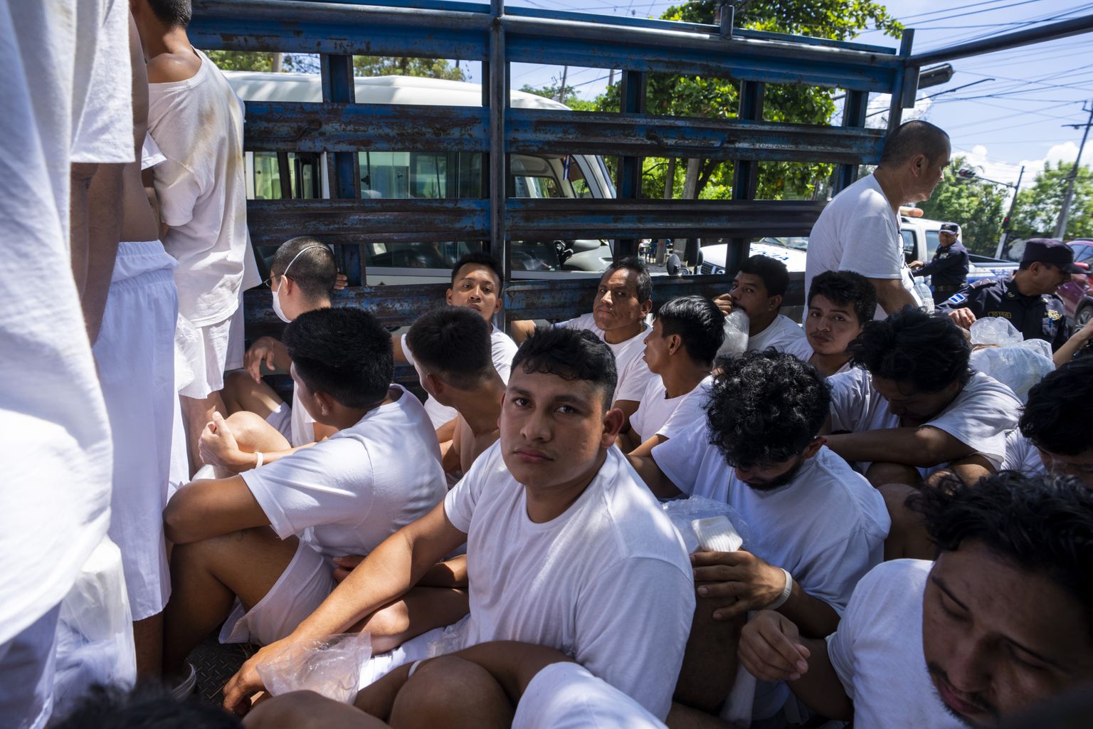 El Salvadori riigipolitsei toimetab kinnipeetud mehed, keda süüdistatakse seotuses kuritegelike jõukudega, Soyapango kinnipidamiskeskusesse.