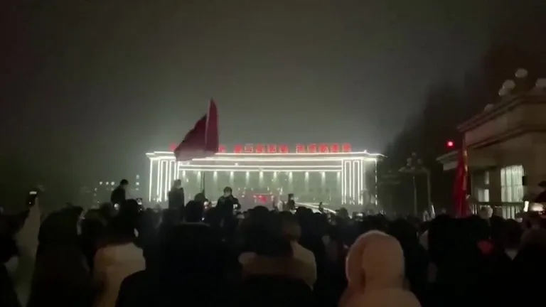 Кадры с толпами на улицах Урумчи появились в интернете, но все ролики и сообщения об этом исчезли из китайских соцсетей уже к утру субботы