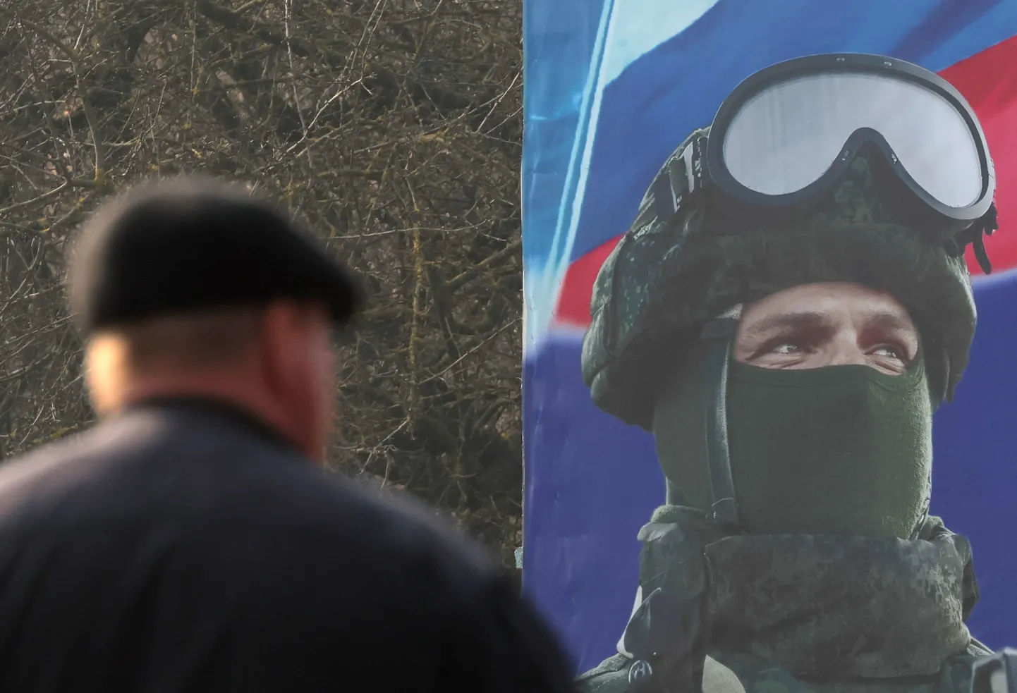 Vene sõjaväelast kujutav plakat Moskvas. Foto on illustratiivne.