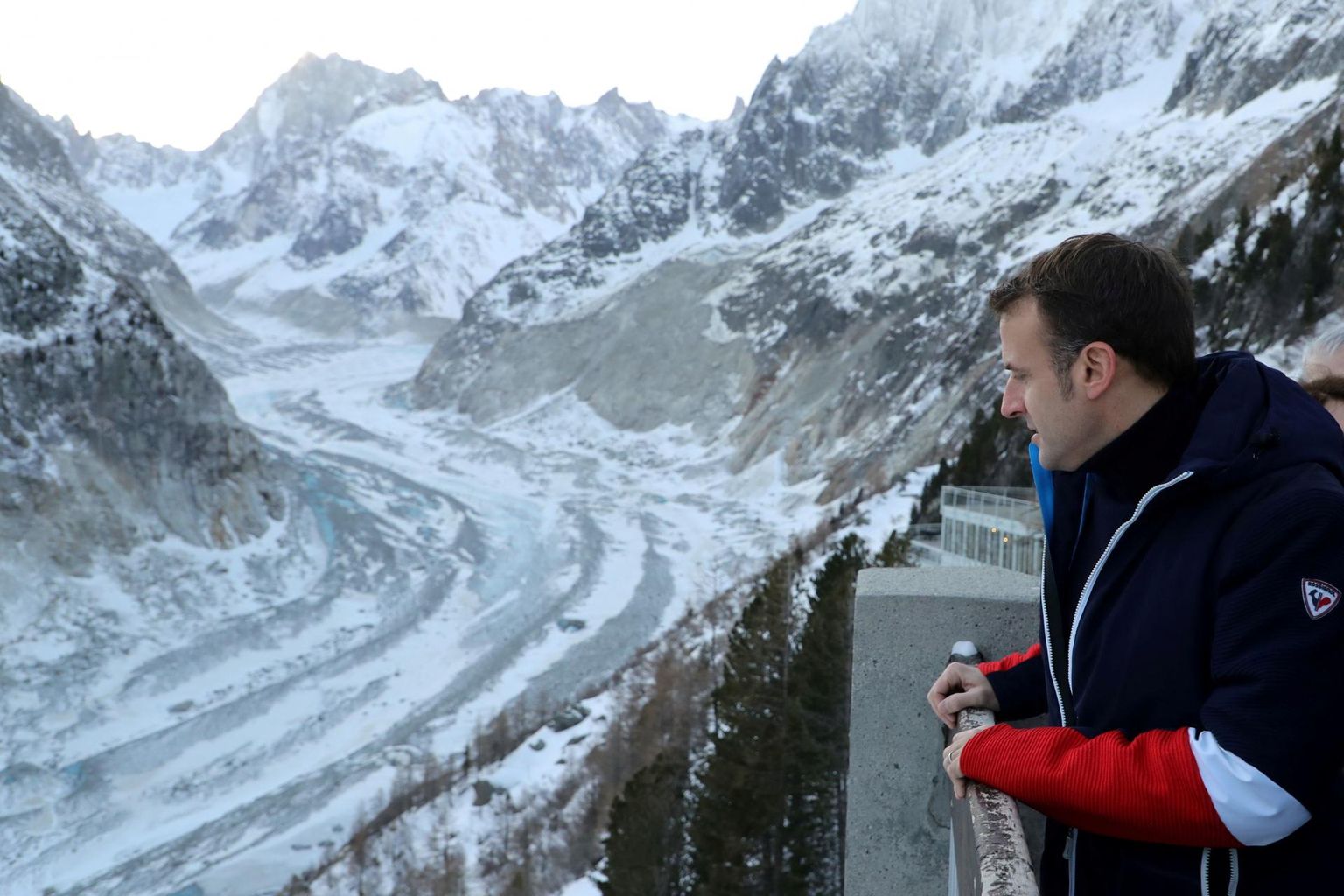 Prantsusmaa president Emmanuel Macron vaatamas veebruaris Mer de Glace’i liustikku Mont Blanci mäeahelikus. 
