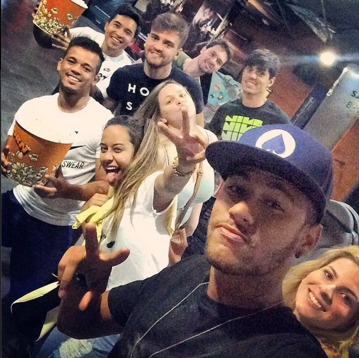 Neymar koos suure seltskonnaga kinos.