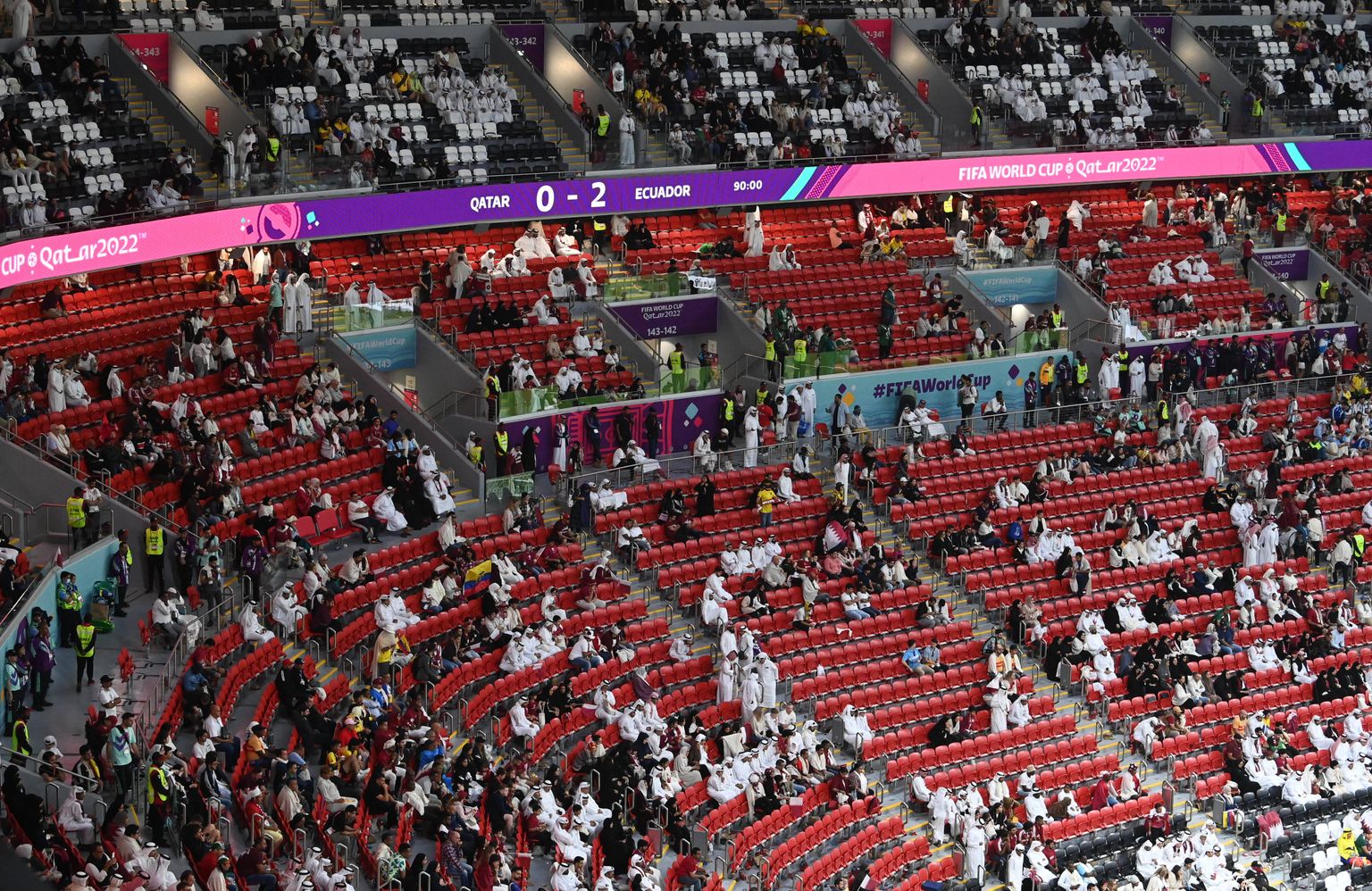 Публика на стадионе "Аль-Байт" во время матча Катар - Эквадор.