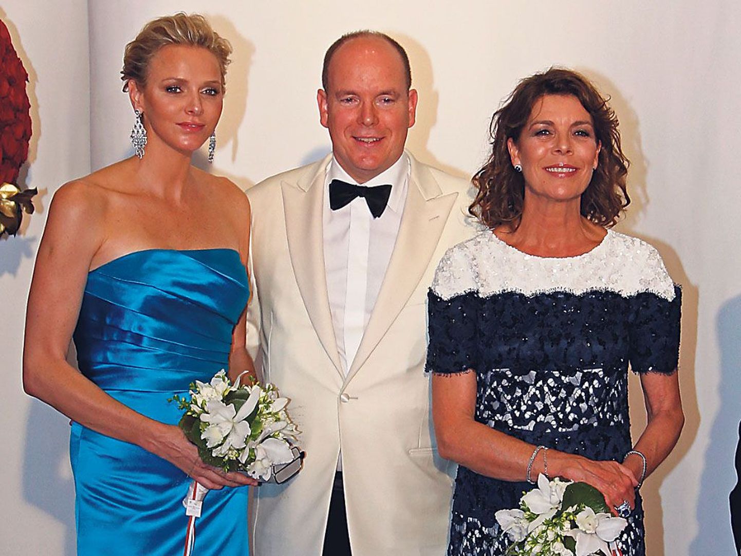 Monaco vürstinna Charlene, tema abikaasa Albert II ja tolle vanem õde printsess Caroline Punase Risti ballil.