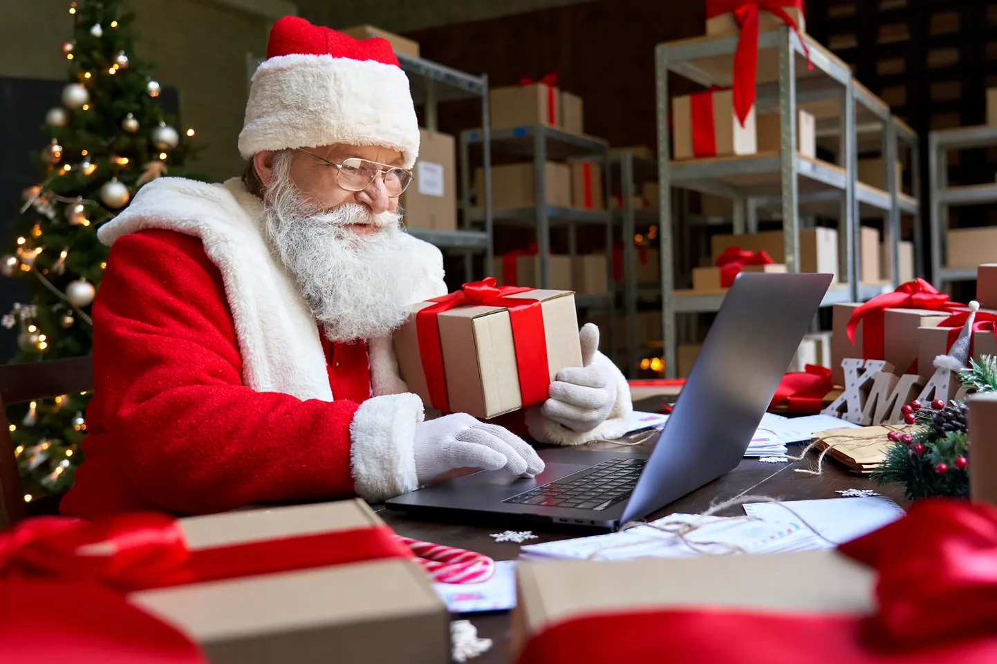 Дед Мороз читает письма. Иллюстративное фото