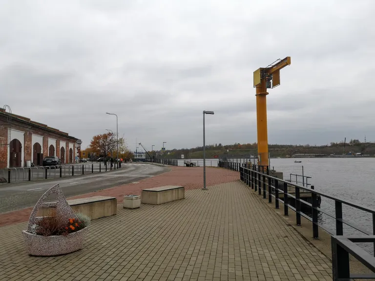 Narva linnasadama kai, kraana ja sadamahoone.