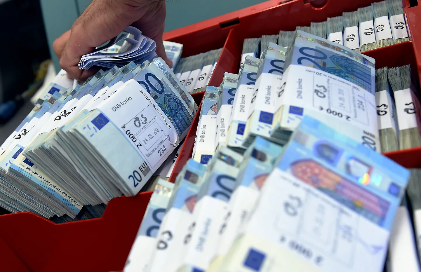 No komercbankām un to algotām naudas apstrādes kompānijām saņemtā saskaitītā un safasētā nauda Latvijas Bankas naudas glabātavā.