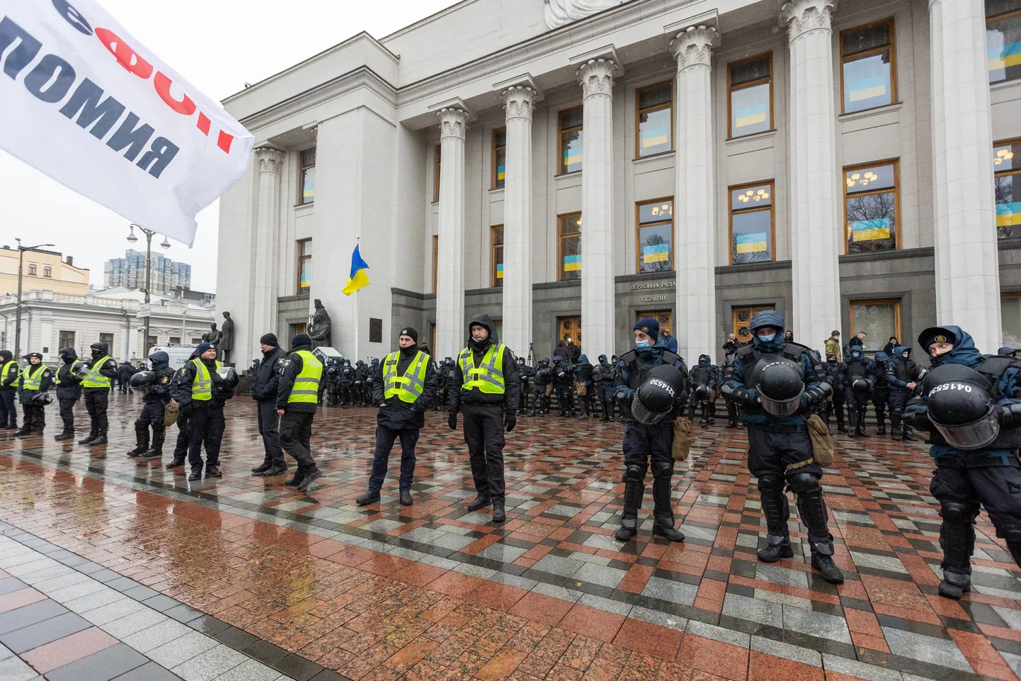 Kiiev on tulvil pingeid. Neljapäeval avaldasid Ukraina ülemraada ees meelt inimesed, kellele on vastukarva füüsilisest isikust ettevõtjate tegevust pärssiva seaduseelnõu sätted. Rahva rahustamiseks ja korra tagamiseks oli väljas hulk korrakaitsjaid.