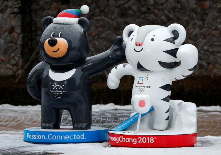 Pyeongchangi olümpiamängude maskotid, kaeluskaru Bandabi ja valge tiiger Soohorang.