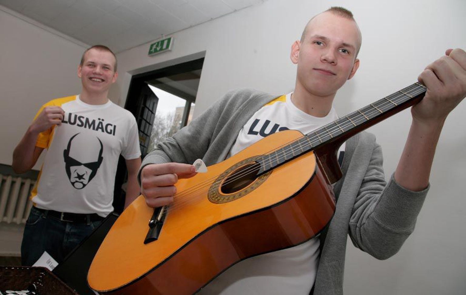 Vennad Rainer (vasakul) ja Ragnar Lusmägi kandsid äriideede konkursi finaalis plektroni uusima kujundusega särke.