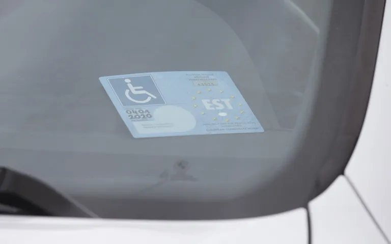 Hõbedane BMW Aia tänaval. Foto: