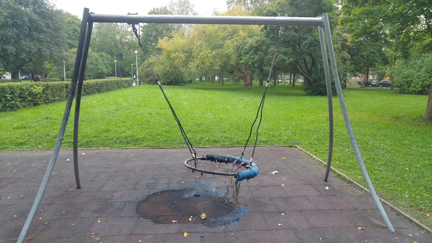 Vaksali mänguväljakul hävitasid vandaalid kiige, süüdates selle.