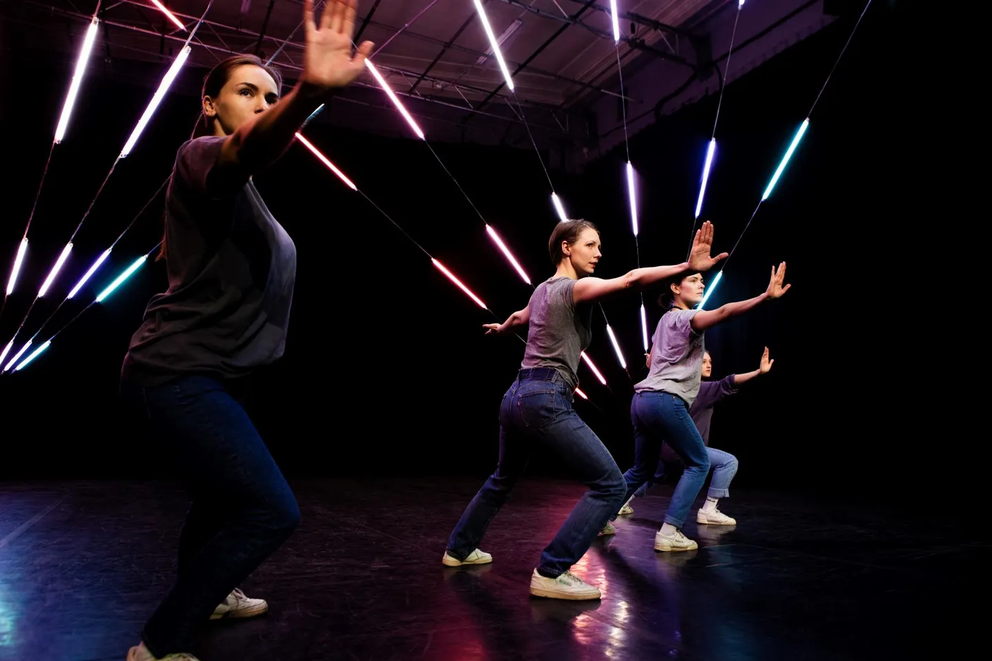 Hetk «The Biofilm Sisters» lavastusest «All That Goes Right», vasakult Arolin Raudva, Mari-Liis Eskusson, Katrin Kreutzberg ja Alise Bokaldere. FOTO: Jana Solom