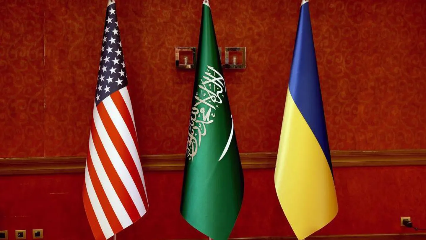 Флаги США, Саудовской Аравии и Украины.