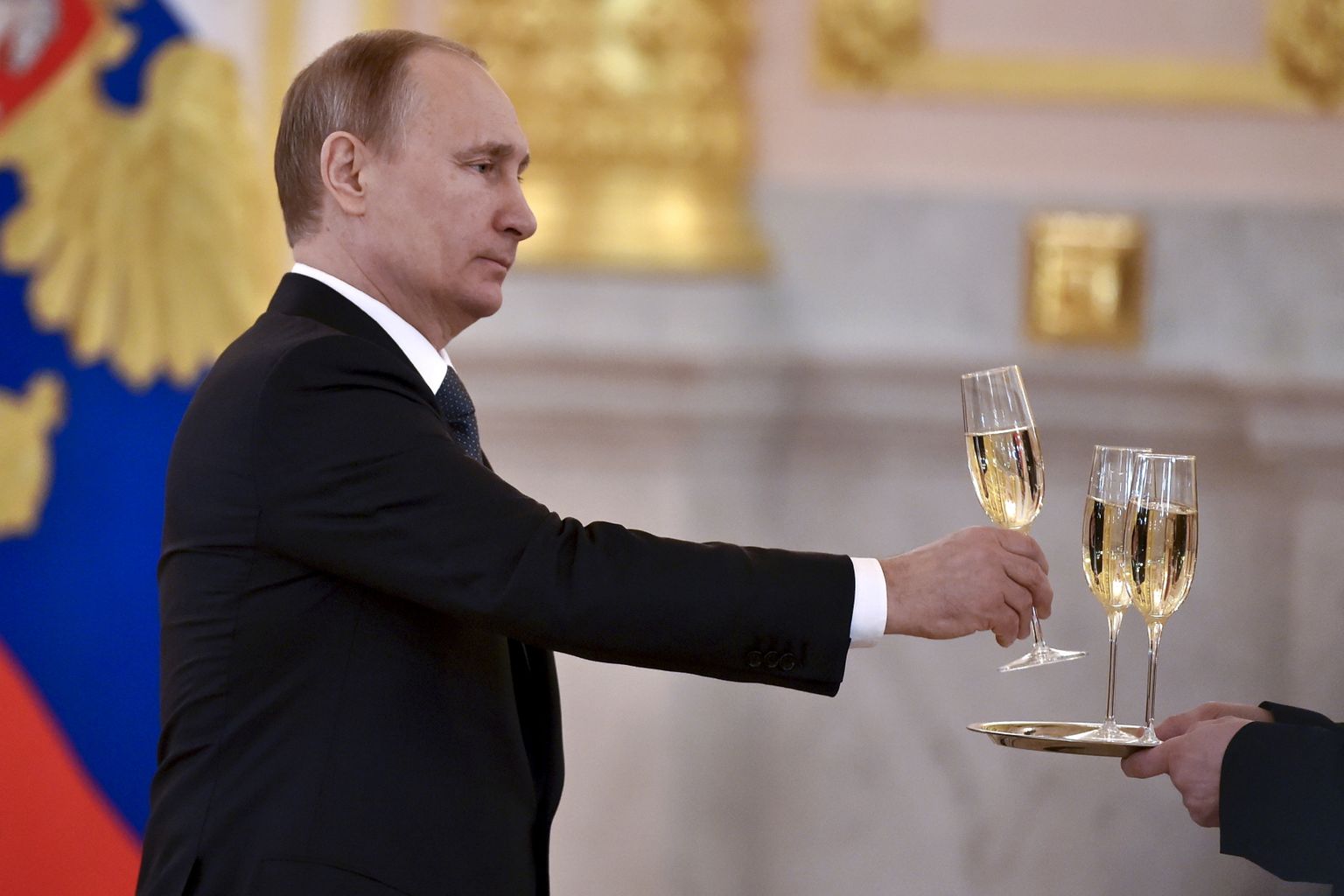 Venemaa president Vladimir Putin võtmas 20. aprillil 2016 Kremlis šampanjaklaasi pärast välisriikide suursaadikute volikirjade vastuvõtmist