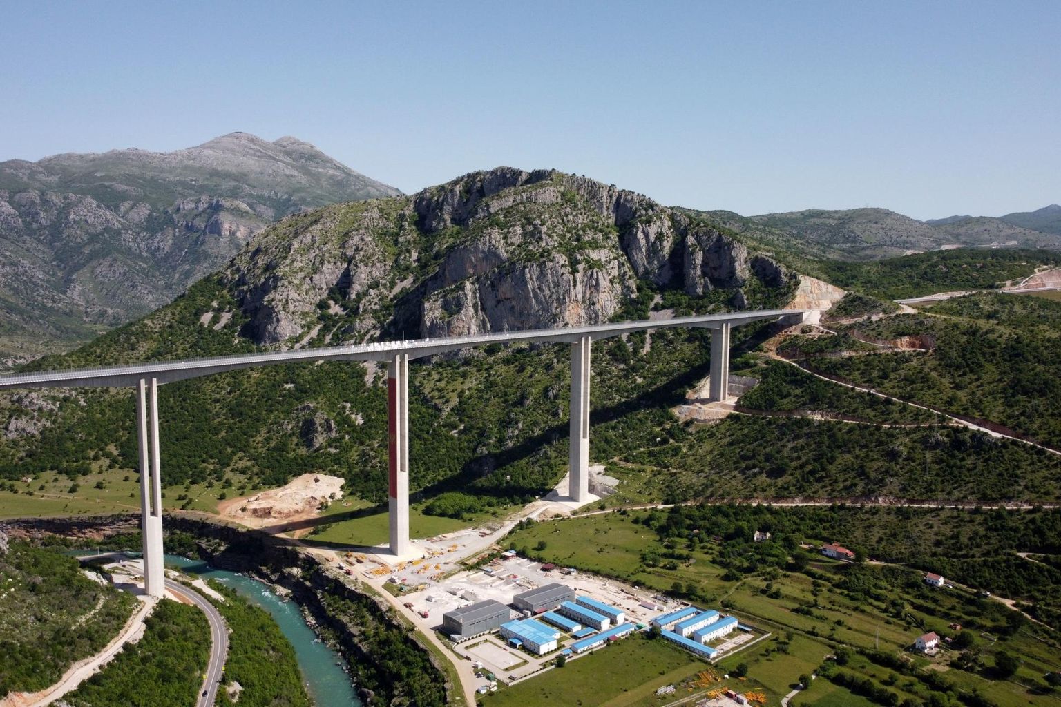 Moracica sild Bari-Boljare maantee esimesena valmival lõigul Kesk-Montenegros. 