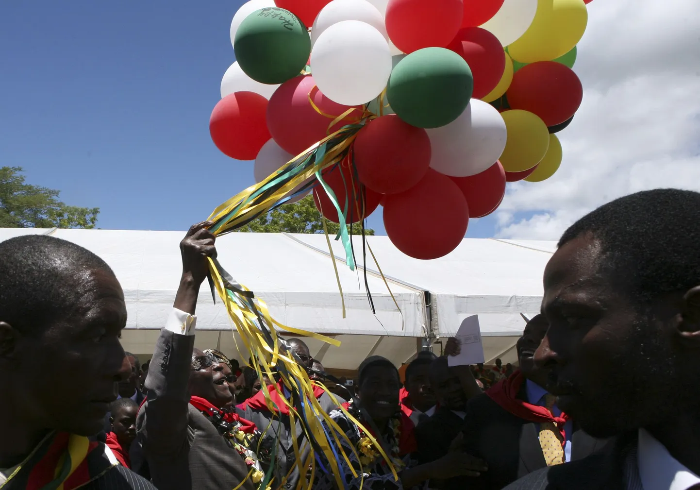 Zimbabwe eakas president Robert Mugabe kutsus oma juubelile tuhandeid inimesi. Eakas diktaator sai tänavu 85-aastaseks.