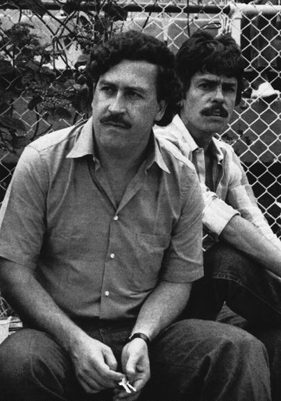 Colombia narkoparun Pablo Escobar vaatamas Medellínis jalgpalli 1983. aastal.