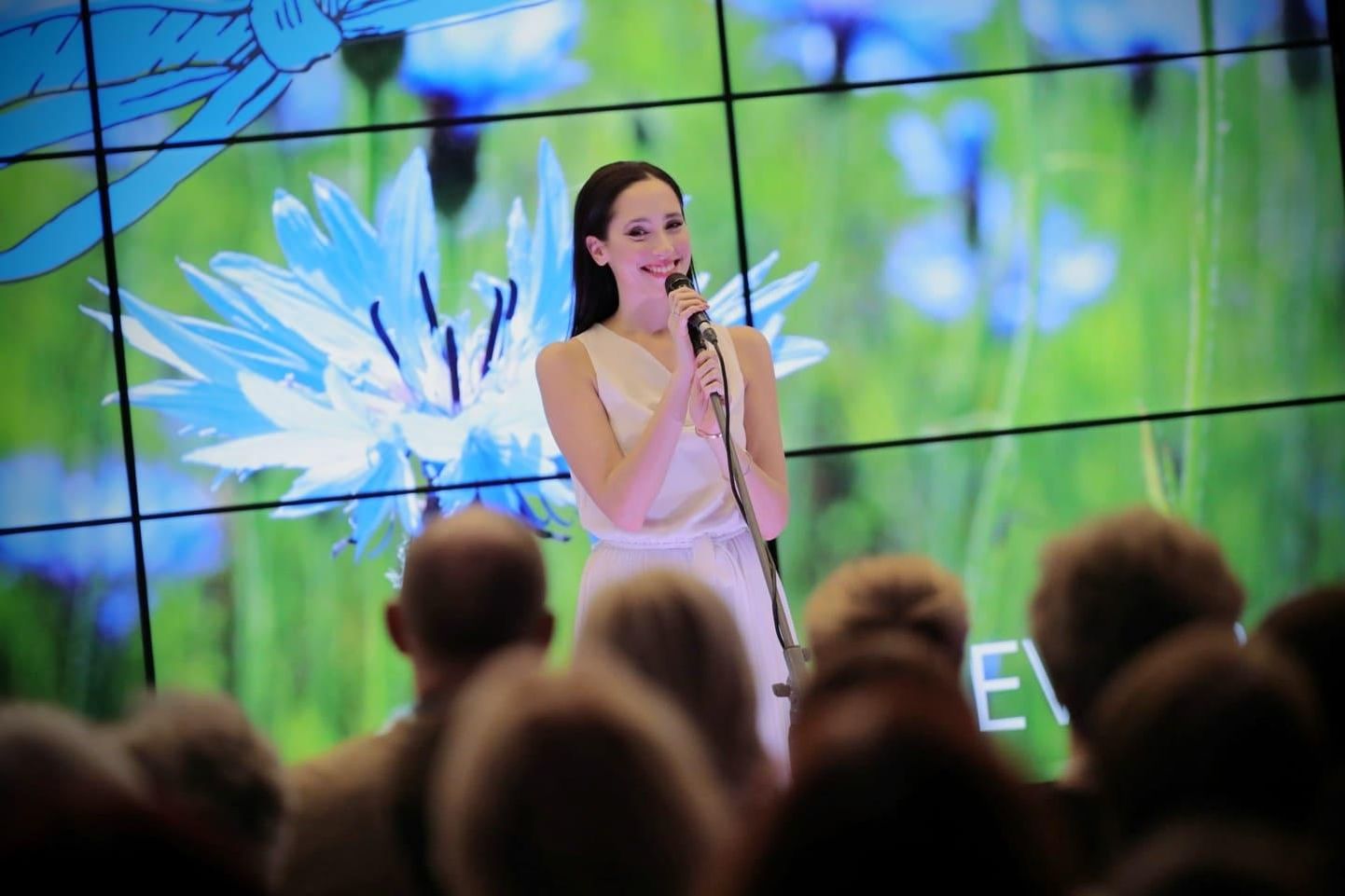 Elina Nechayeva võlus Rakvere linnavalitsuse valges saalis antud kontserdil kuulajate südameid.
