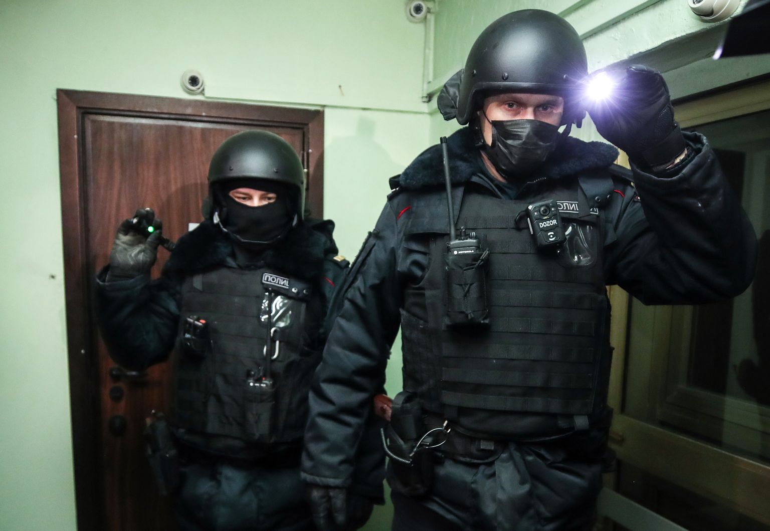 Politseinikud Aleksei Navalnõi kortermajas.