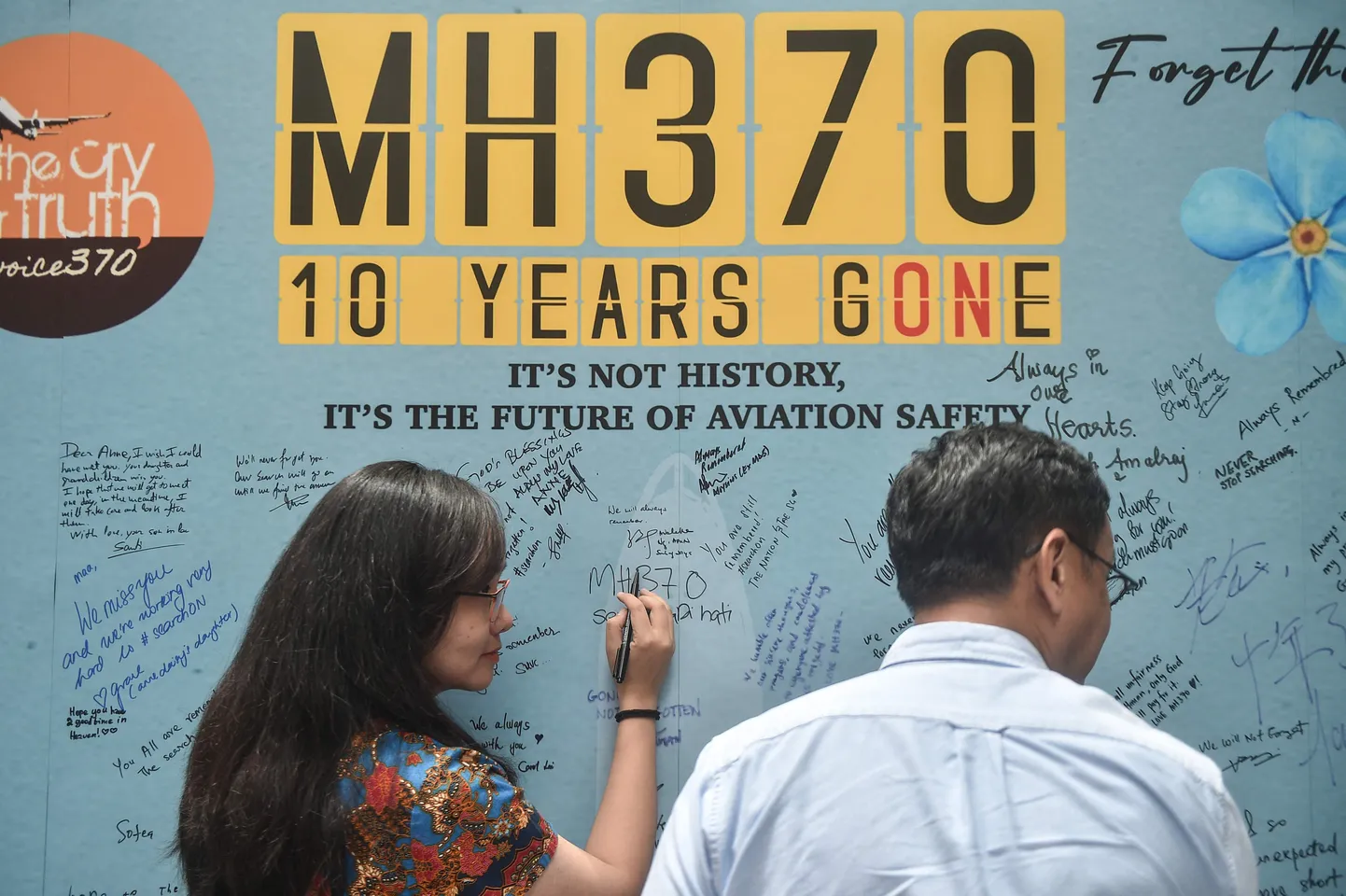 Naine kirjutab tänavu märtsis pisut enne lennu MH370 kadumise kümnendat aastapäeva seinale mälestussõnumit Malaisias Subang Jayas.