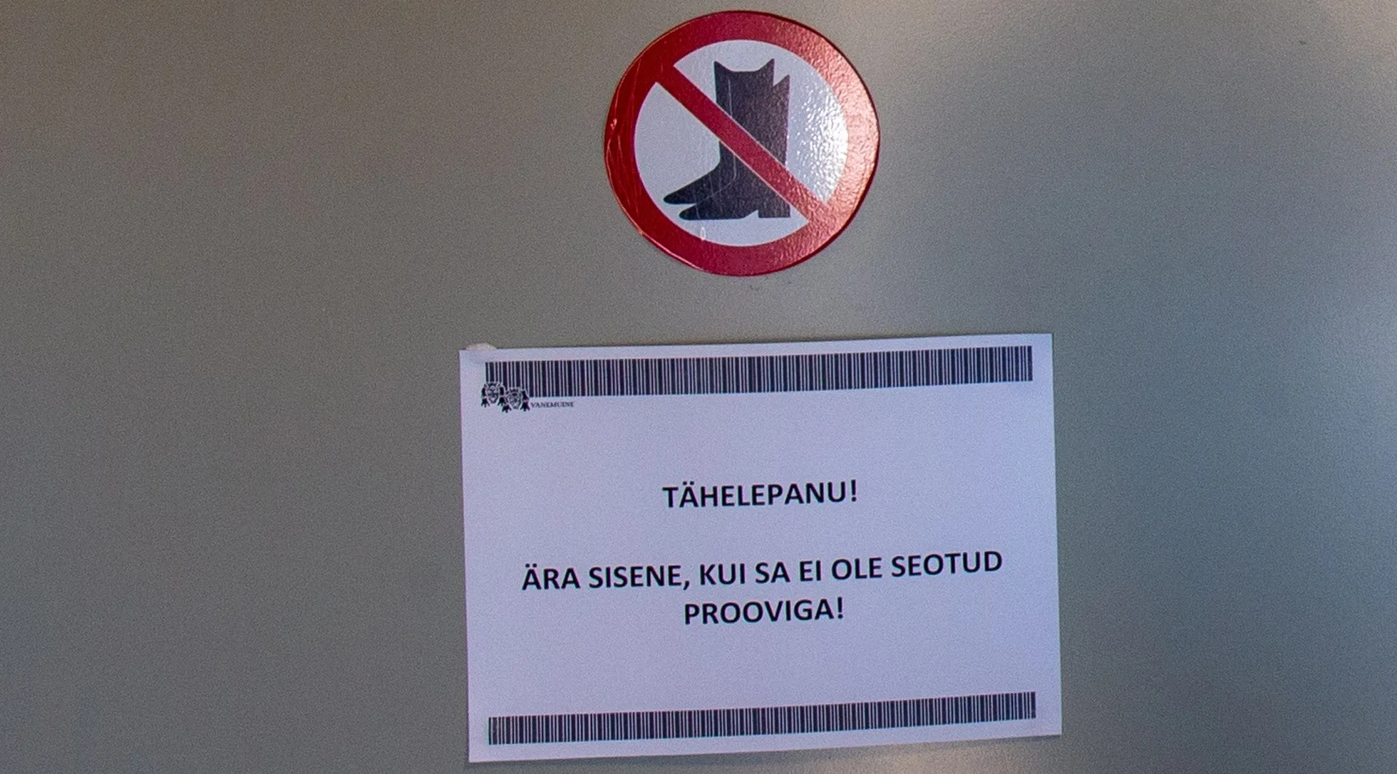 Sisenemiskeeld Vanemuise suure maja proovisaali nr 4 uksel.