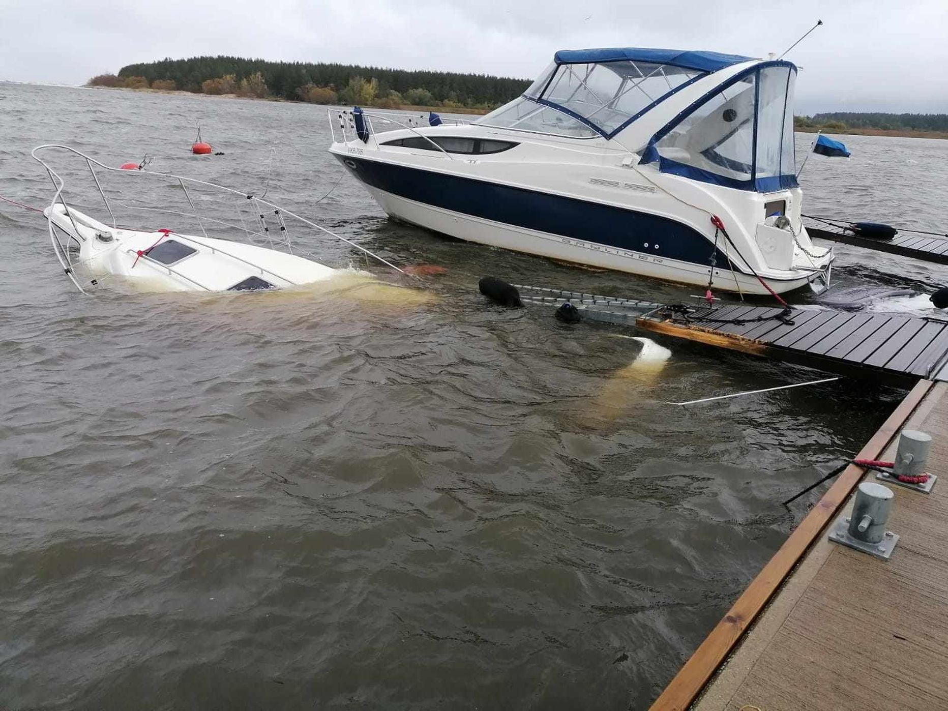 Утопленник владивосток. Утопили катер. Утонул катер. Катер амур 2018. Спасатели в лодке на реке.