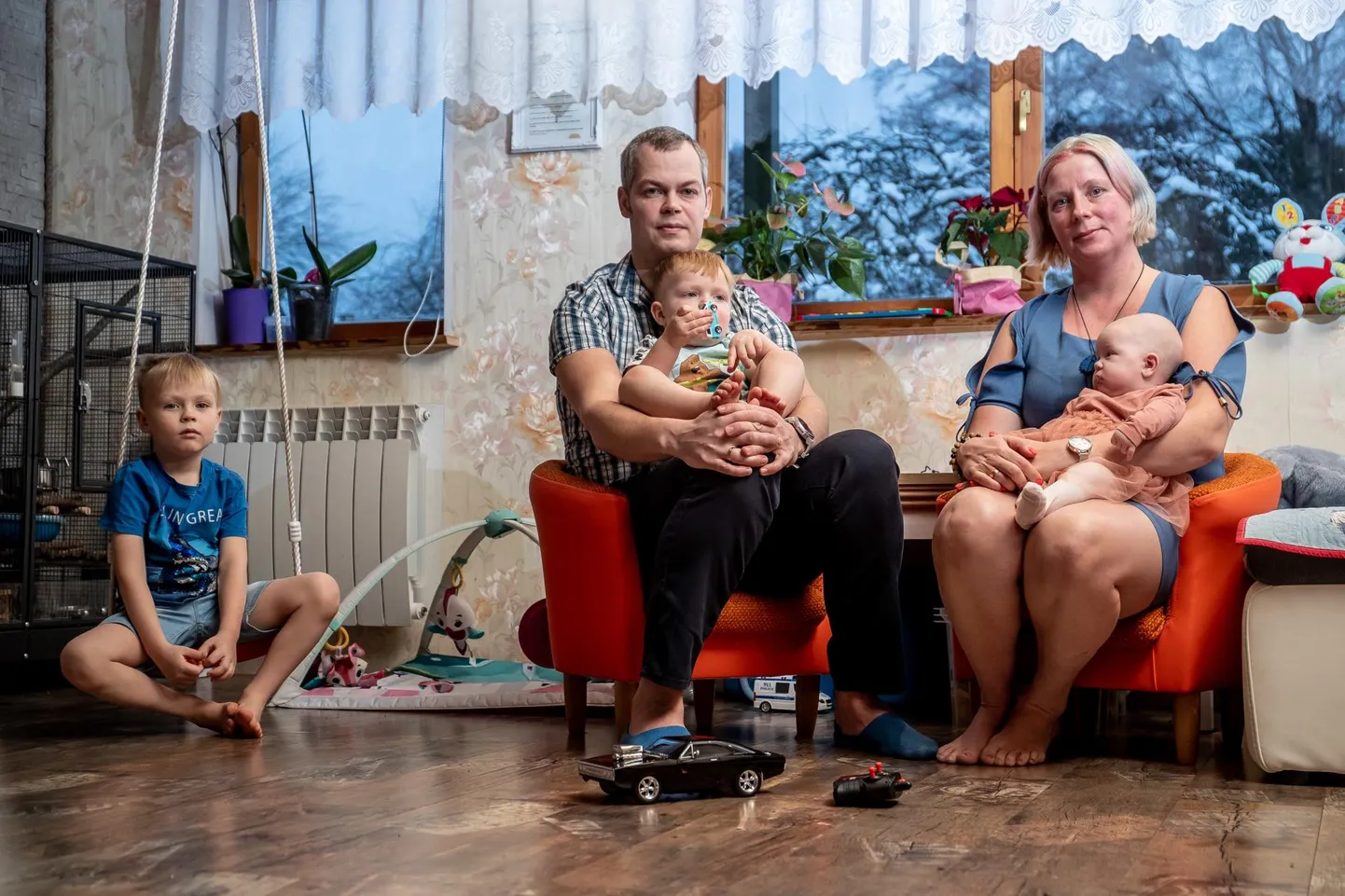 Anli, Alar, Anders (4 a), Andri (2,5 a) ja Klorella-Liis (3-kuune). «Eks seal muud pole, kui et elektriarve peab ju ära tasuma. Kuidagi peab hakkama saama, aga ma ei tea, kust me siis veel kokku tõmbame.»