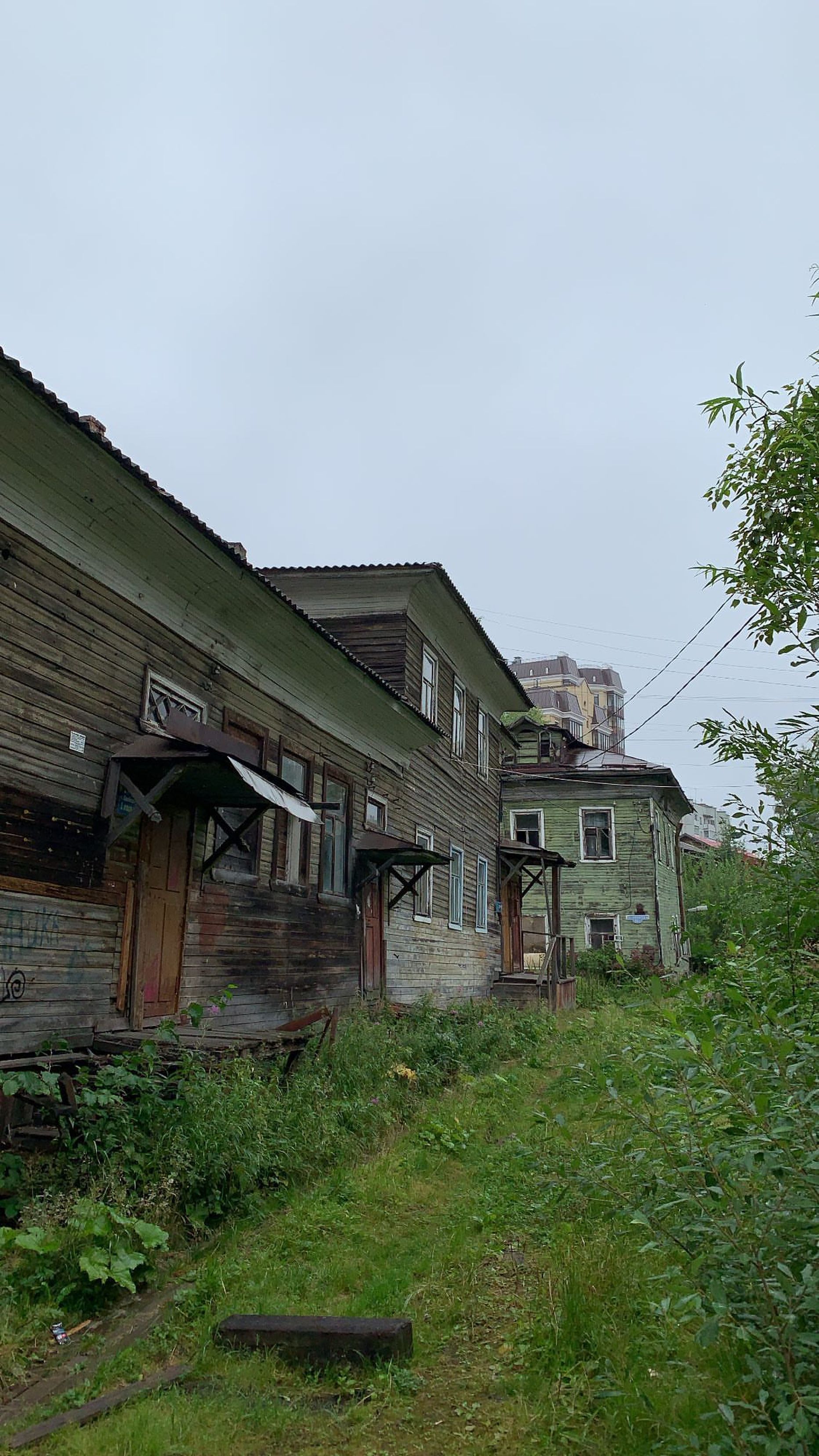 Деревянный дом в центре Архангельска. Лето 2021 года.